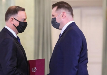 Czy Zosia może chodzić w szkole bez maseczki? Chcą zapytać nowego ministra